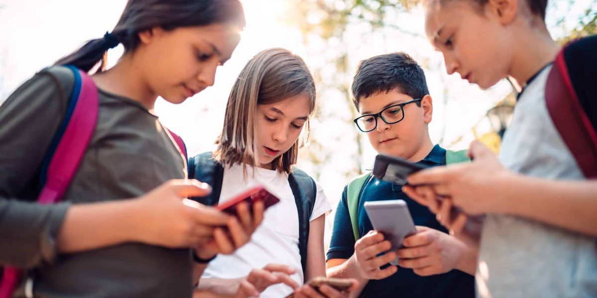 social-media-copii.jpg - StiriAlese