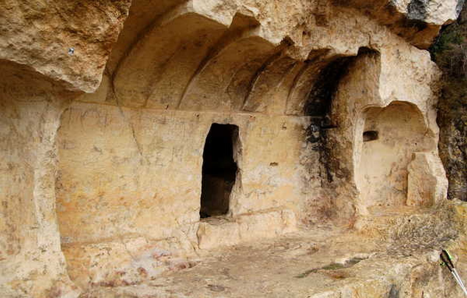 Orașul ascuns în stânci: o comunitate medievală uitată în nordul Spaniei descoperită după secole de taină În adâncul stâncoș al nordului Spaniei, un sit arheologic spectaculos a început să spulbere miturile despre viața izolată în Evul Mediu