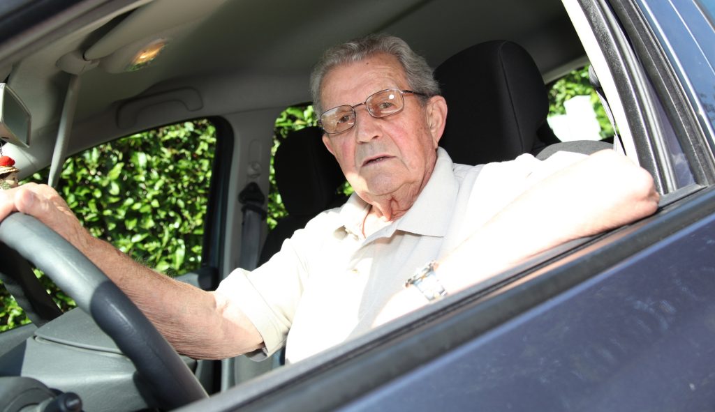 Taxe mari pentru șoferii pensionari: polițele auto pot crește cu 172% în 2026