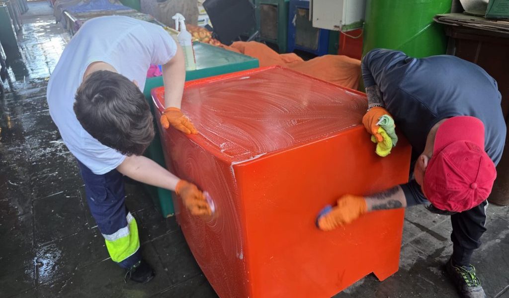 Se intensifică acțiunea de curățare în piețele și zonele de joacă din Sectorul 1