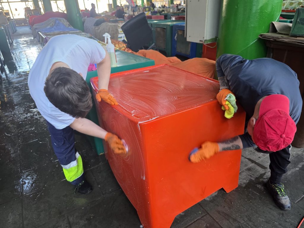 Se intensifică acțiunea de curățare în piețele și zonele de joacă din Sectorul 1