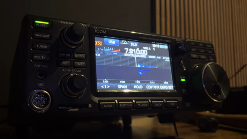 Radioamatorii din cadrul grupului Priyom au descoperit recent un fenomen remarcabil: stații de numere care transmit mesaje codate în limba persană, aparent legate de evenimentele din Orientul Mijlociu