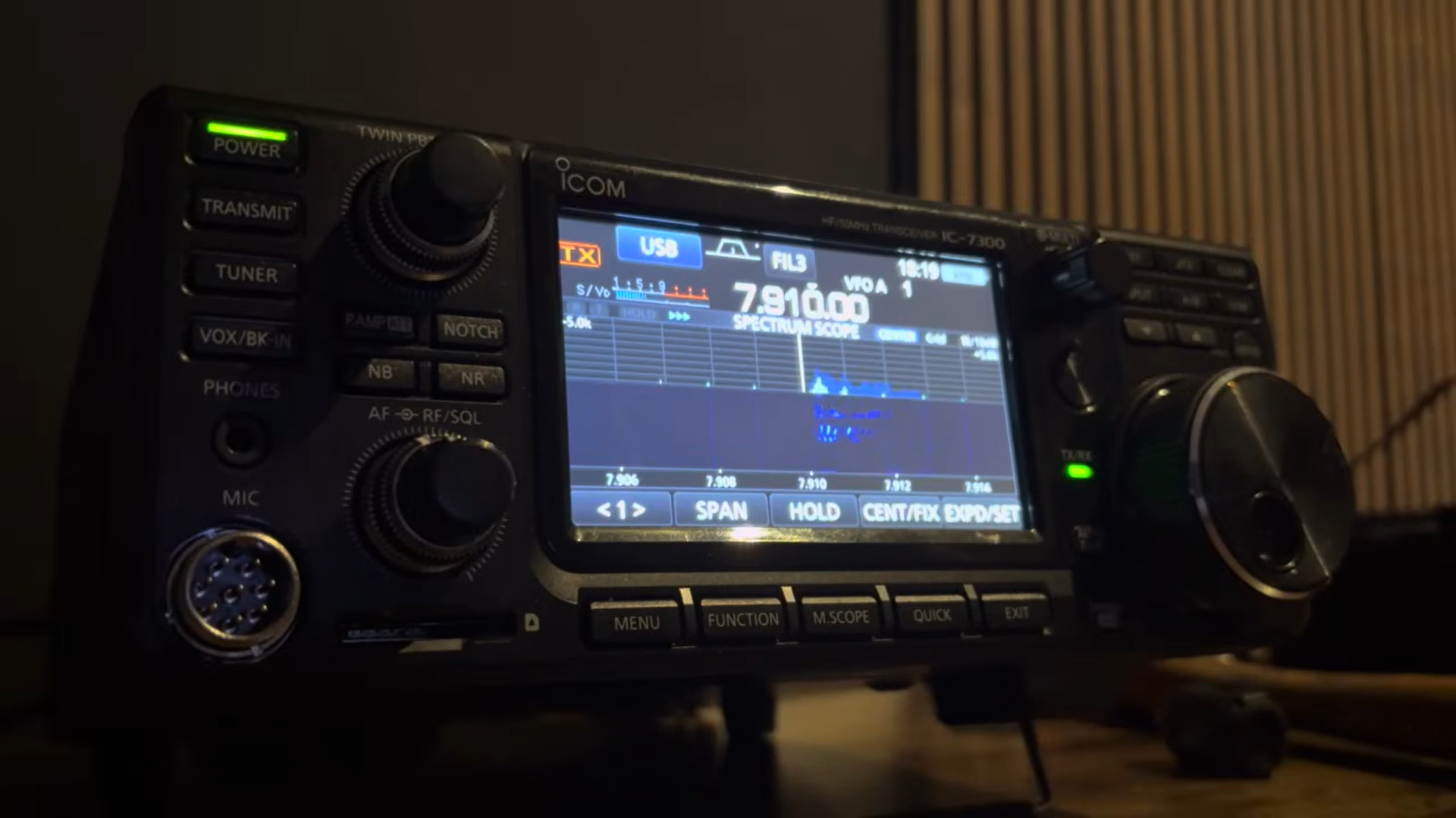 Radioamatorii din cadrul grupului Priyom au descoperit recent un fenomen remarcabil: stații de numere care transmit mesaje codate în limba persană, aparent legate de evenimentele din Orientul Mijlociu