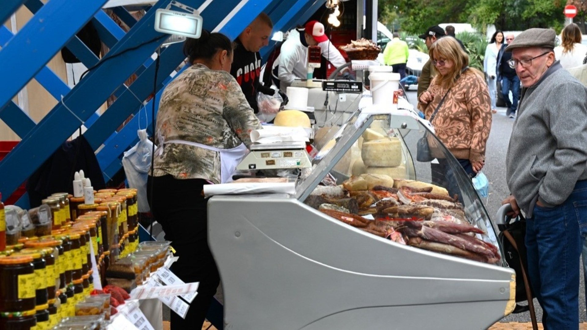 Piețele Volante revin în cartierele din Sectorul 1: o oportunitate pentru susținerea producătorilor locali și pentru consumatori După o pauză relativ lungă, piețele volante își fac din nou apariția în cartierele din Sectorul 1 al Capitalei, oferind locuitorilor o șansă de a redescoperi produsele tradiționale românești direct de la sursă