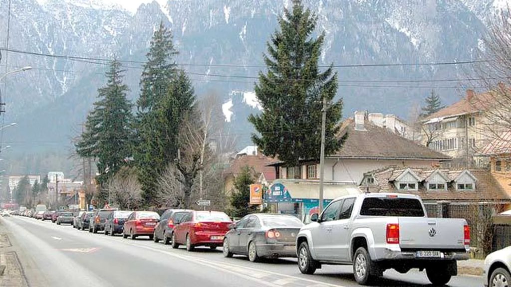 Traficul rutier din zona munților Carpați atinge cotele cele mai ridicate, anunțând o zi agitată pentru șoferi, în special pe traseele principale către și dinspre stațiunile de schi și orășelele de vacanță