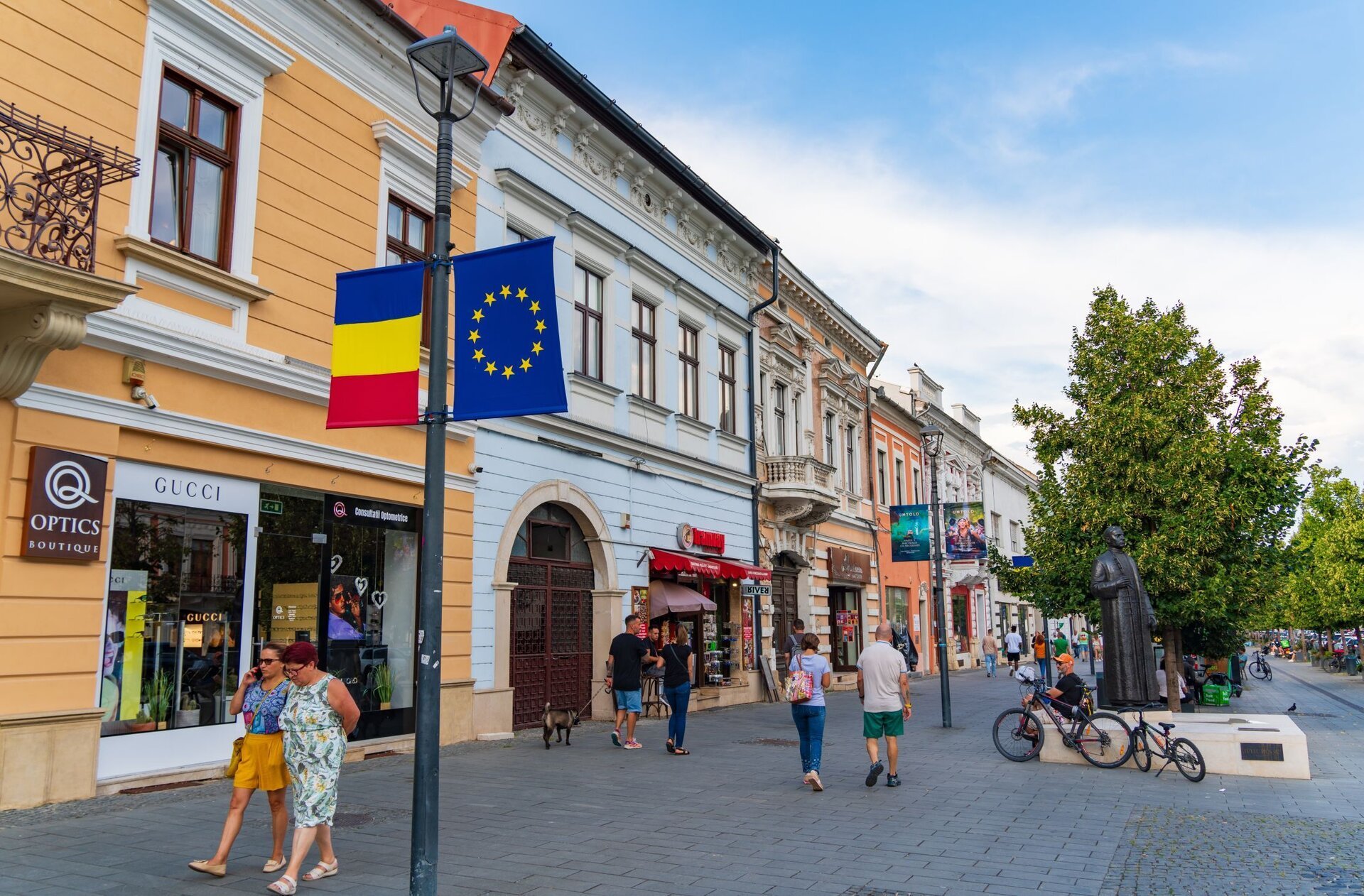 Start dificil de an pentru turismul românesc: scăderi, dar și semne de revenire în preferințele interne și internaționale Primul sezon al anului 2023 nu a început în forță pentru sectorul turistic din România, datele privind activitatea unităților de cazare indicând o scădere semnificativă a sosirilor de turiști comparativ cu aceeași perioadă a anului precedent