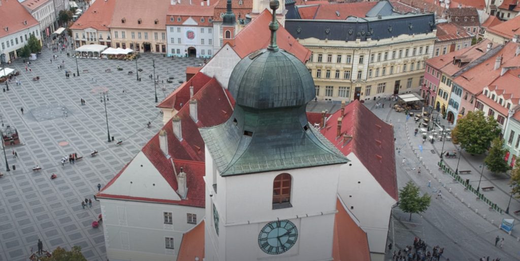 De peste două secole, pe acoperișul Turnului Sfatului din Sibiu se află o capsulă a timpului, o relicvă ce păstrează în interior o poveste tăinuită despre reabilitarea celui mai emblematic monument medieval al orașului