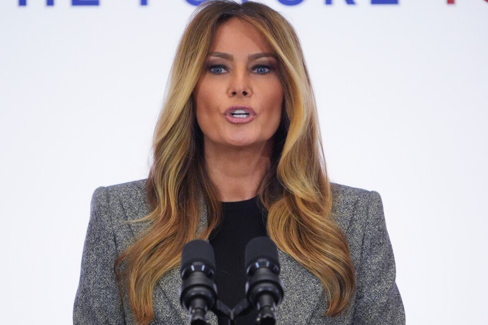 Melania Trump a lansat un apel pentru educație și tehnologie la nivel global, în cadrul unui summit internațional la Washington Într-un apel adresat liderilor mondiali, Melania Trump, soția fostului președinte american, a evidențiat necesitatea unei colaborări strategice pentru îmbunătățirea accesului la educație și tehnologie pentru copiii din întreaga lume