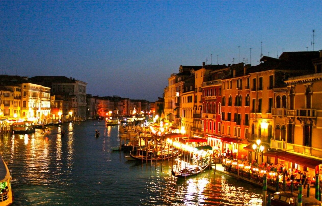 Uniunea Europeană avertizează în privința consecințelor dacă Bienala de la Veneția menține decizia de a accepta participarea Rusiei Autoritățile europene nu vor rămâne passive în fața deciziei controversate a organizatorilor Bienalei de la Veneția, cea mai prestigioasă expoziție de artă contemporană din lume