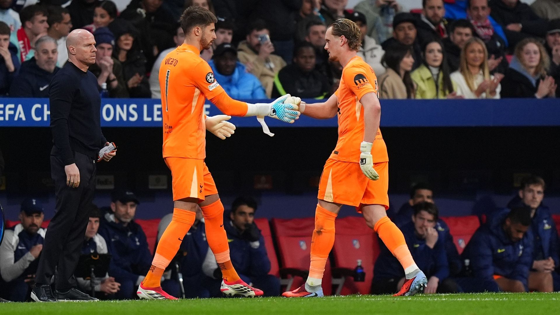 Decizie controversată a lui Tudor la Madrid: schimbare de portar și greșeli majore care au afectat rezultatul La meciul de pe terenul lui Atlético Madrid, antrenorul român Bogdan Tudor a luat o decizie neașteptată încă dinainte de startul partidei, decizie care a avut urmări importante asupra evoluției echipei sale