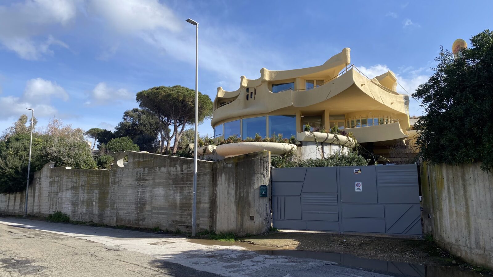 Primarul Sectorului 3, Robert Negoiță, a ieșit public pentru prima dată după apariția unei investigații care îl leagă de proprietățile din Italia ale părinților săi