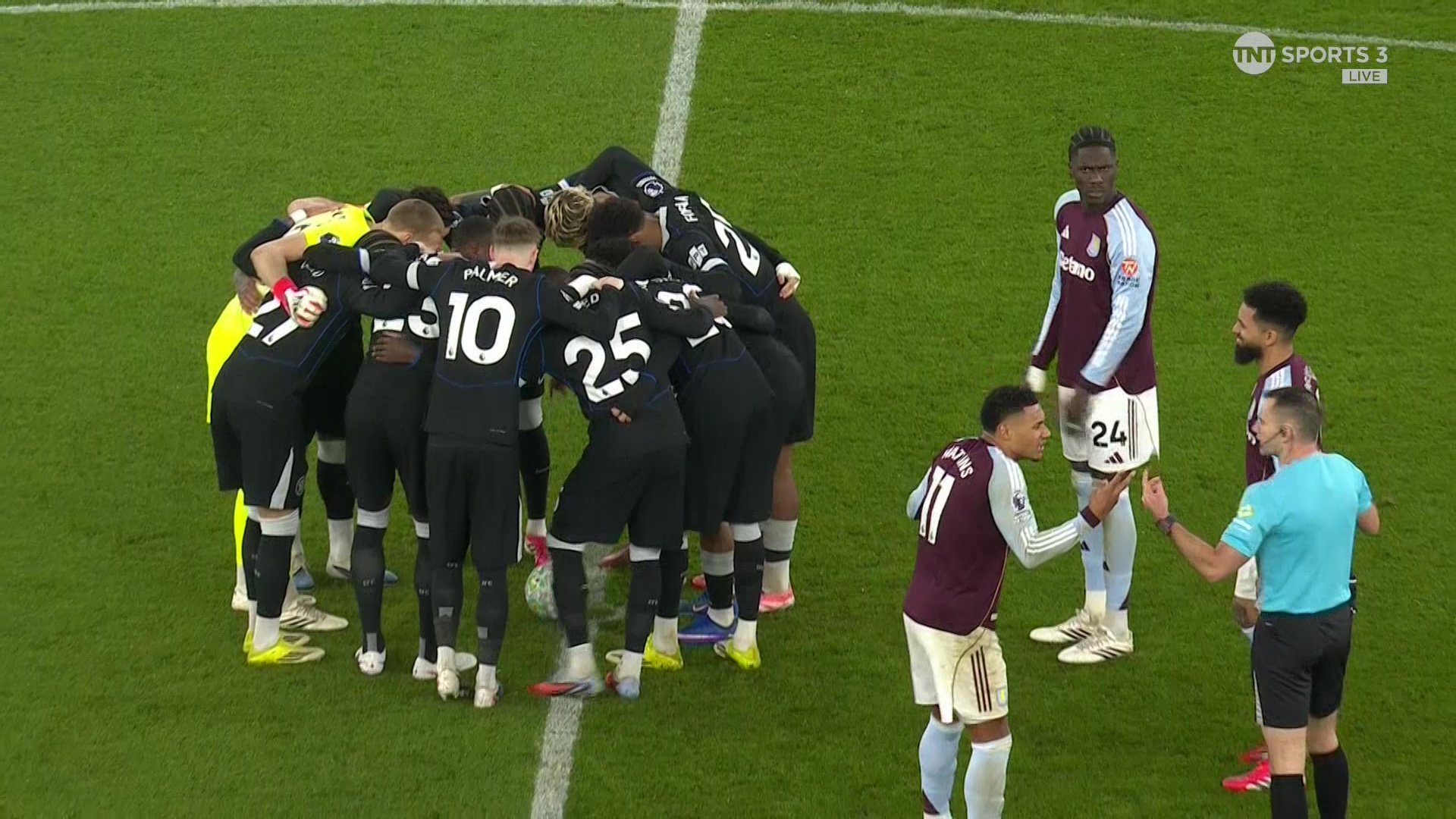 Chelsea a stârnit controverse în cadrul meciului cu Aston Villa, după ce jucătorii londonezi s-au adunat în cerc în centrul terenului pentru a întârzia startul reprizei secunde