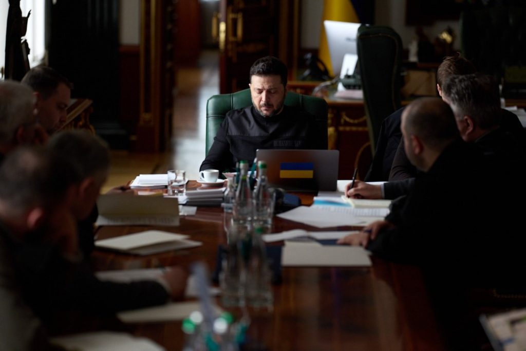 Președintele Ucrainei, Volodimir Zelenski, a făcut un apel neașteptat către aliații Statelor Unite din regiunea Orientului Mijlociu, propunând un schimb strategic menită să consolideze apărarea țării sale în fața atacurilor continue lansate de Rusia