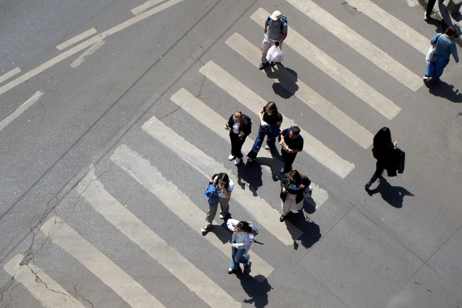 Recent, două întâmplări aparent banale, petrecute în aceeași zi, reflectă mai profund starea relațiilor sociale din societatea contemporană, decât ar putea o multitudine de statistici