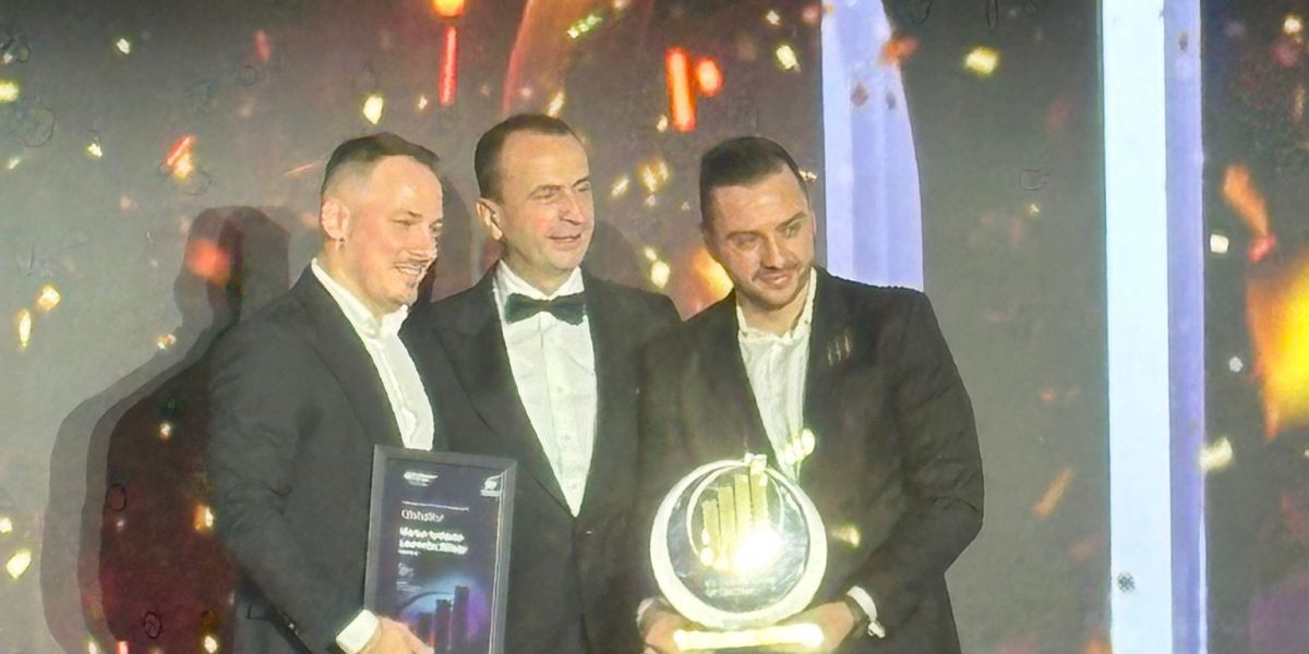 Gala EY Entrepreneur of the Year 2025 aduce în prim-plan startup-uri românești de succes, Premieră pentru scena antreprenorială locală La finalul unei seri pline de strălucire și recunoaștere, România s-a făcut remarcata la Gala EY Entrepreneur of the Year 2025, unde doi tineri antreprenori români au primit cea mai înaltă distincție pentru inovație și viziune