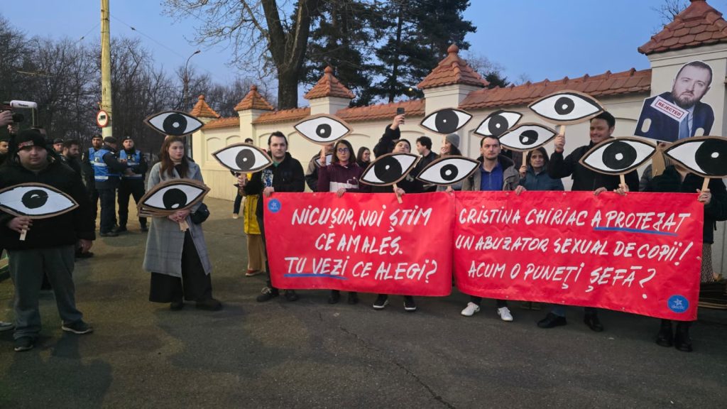 Nicușor Dan, președintele Klaus Iohannis, a ieșit din reședința prezidențială pentru a-și exprima poziția în fața protestatarilor adunați în fața Palatului Cotroceni, manifestându-și disponibilitatea pentru dialog, dar și angajamentul de a-și asuma responsabilitatea asupra numirilor în Justiție