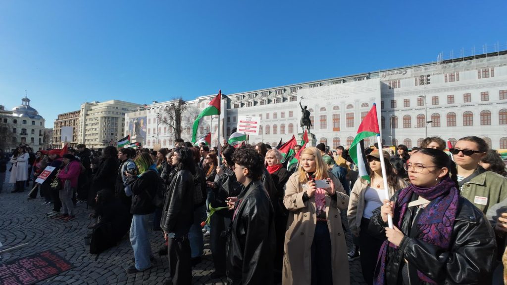 Astăzi, 8 martie, în Piața Universității din București, circa 500 de persoane s-au strâns pentru a manifesta împotriva violenței și pentru drepturi sociale și reproductive pentru toate femeile
