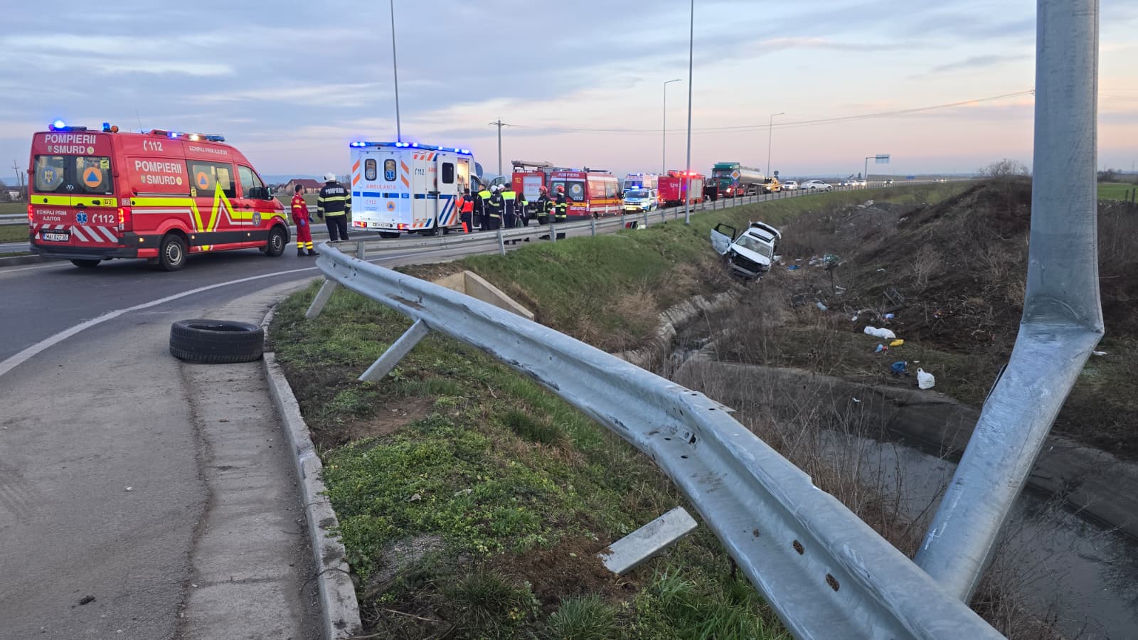 Accident grav în Satu Mare: două persoane încarcerate după o răsturnare spectaculoasă pe centura ocolitoare Un accident rutier sever a avut loc în această după-amiază în municipiul Satu Mare, în apropiere de Centura Ocolitoare, în zona cunoscută local ca Sătmărel