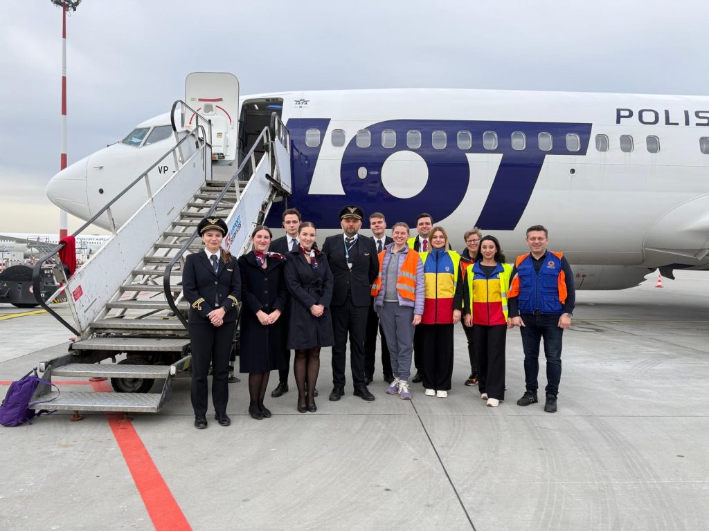 Evacuarea cetățenilor români din Orientul Mijlociu, susținută de UE, ajunge în capitală Două zboruri speciale operate de compania aeriană poloneză LOT, pentru evacuarea cetățenilor români aflați în pericol în Orientul Mijlociu, și-au reluat ruta Muscat-București, aterizând luni în capitala României