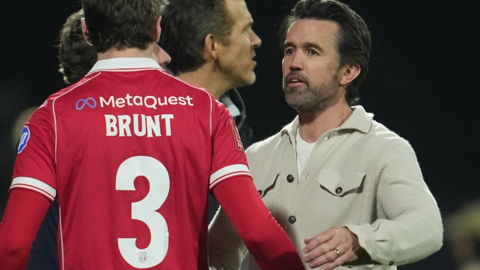 Celebrații proprietari de la Wrexham ies în lumina reflectoarelor pentru a marca cinci ani de la preluarea clubului, punându-și din nou talentele la încercare, dar de data aceasta în calitate de comentatori sportivi