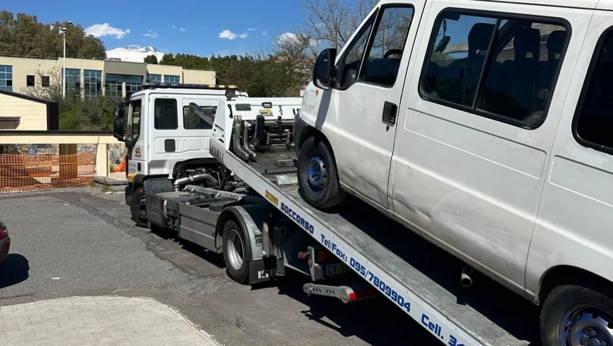 Un grup de cetățeni români, o familie și fratele femeii, au fost depistați de poliția municipală din Paternó, Sicilia, locuind ilegal și conducând fără respectarea legii