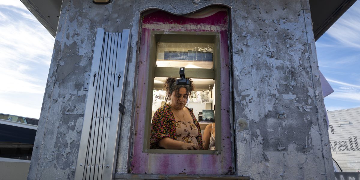 Tineri din San Francisco aduc muzica electronică în inima orașului, într-un spirit independent și solidar La doar 26 și 27 de ani, Javier și Erika Martínez au transformat pasiunile lor pentru muzică electronică într-un proiect cu rădăcini solide în comunitate