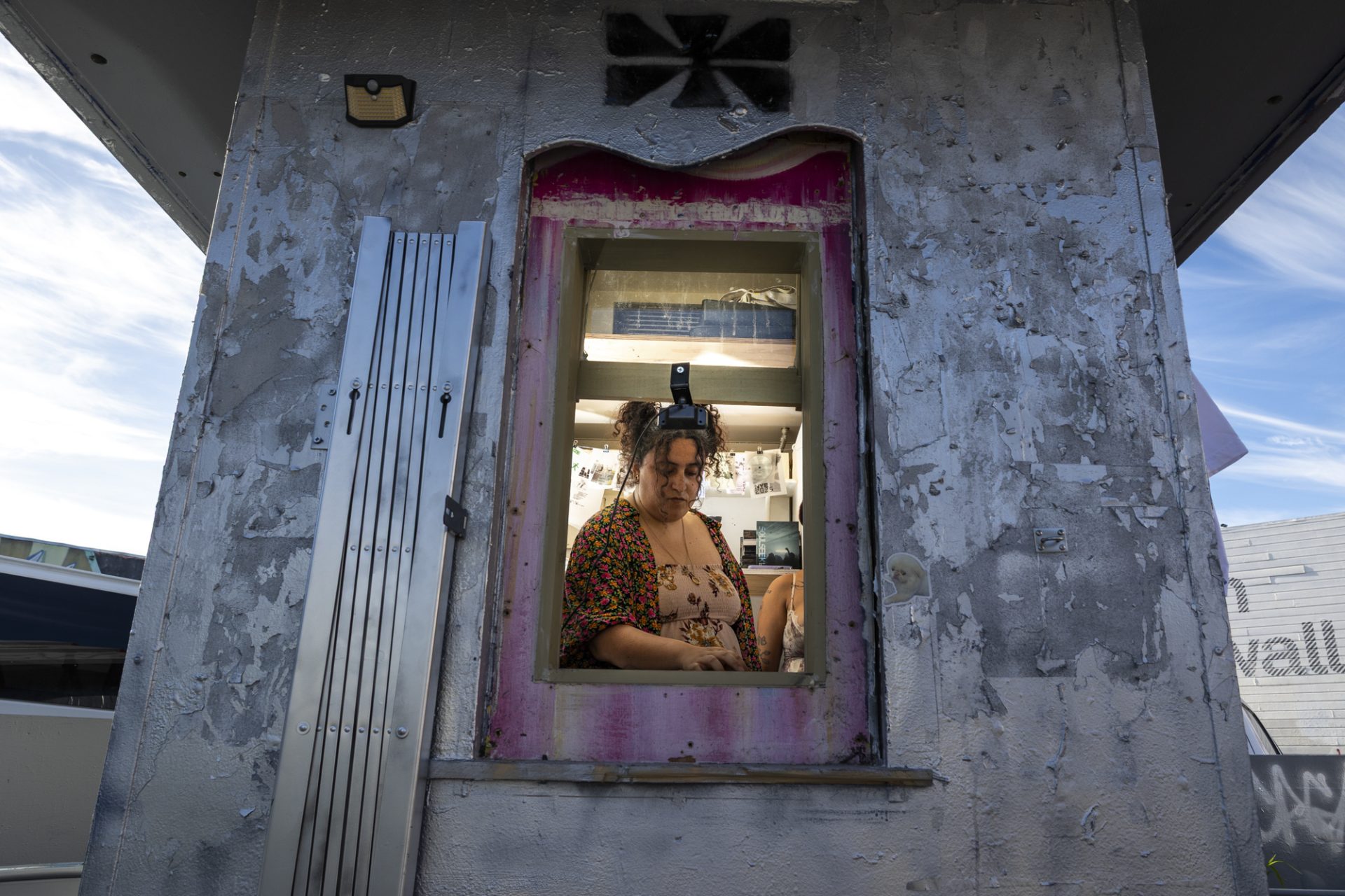 Tineri din San Francisco aduc muzica electronică în inima orașului, într-un spirit independent și solidar La doar 26 și 27 de ani, Javier și Erika Martínez au transformat pasiunile lor pentru muzică electronică într-un proiect cu rădăcini solide în comunitate