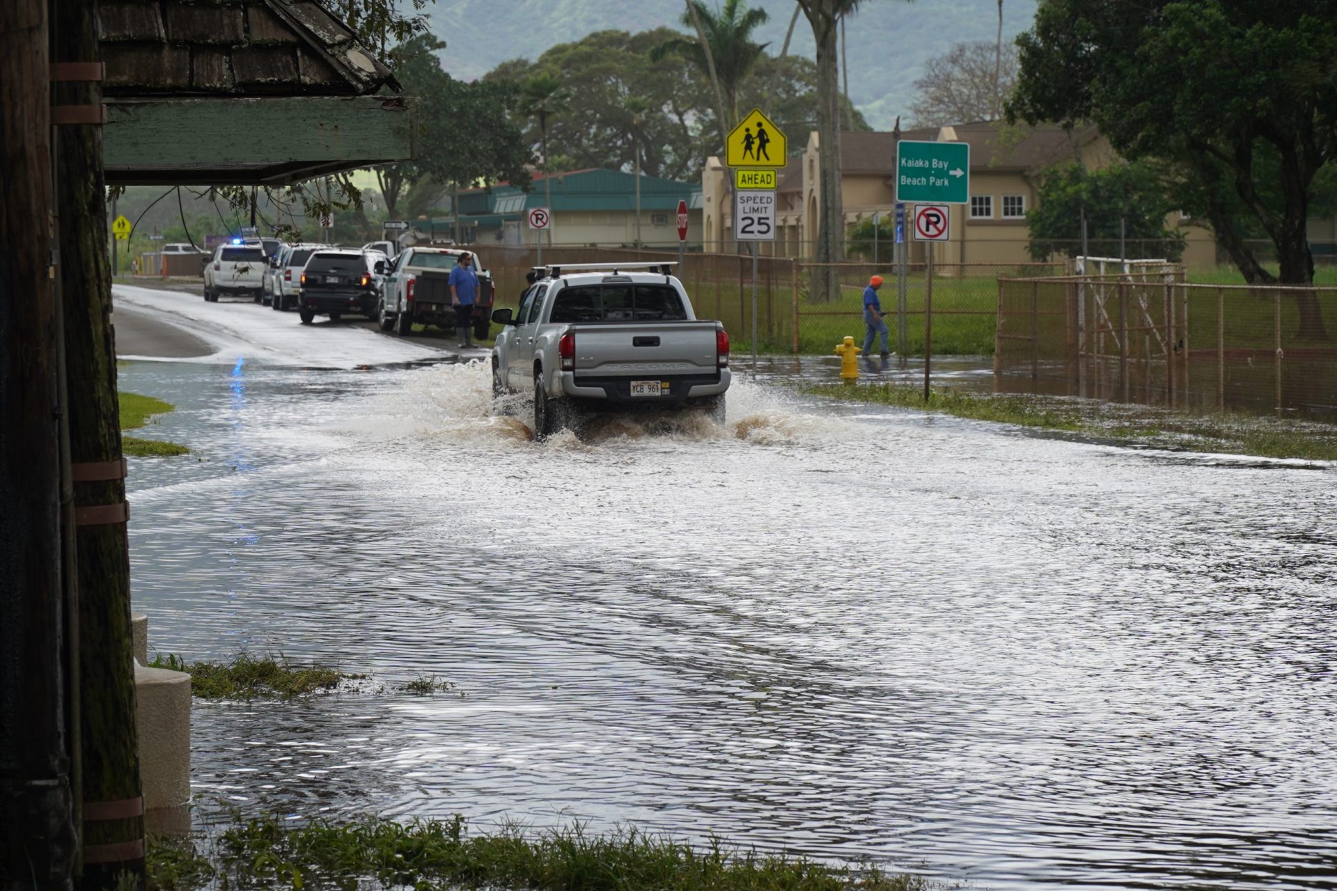 O’ahu se pregătește pentru o nouă furtună puternică, locuitorii sunt sfătuiți să ia măsuri preventive HONOLULU – Insula O’ahu, din arhipelagul Hawaii, se confruntă cu posibilitatea unei a treia furtuni puternice în decursul unei perioade scurte de timp, ceea ce a determinat autoritățile să tragă un semnal de alarmă și să îndemne locuitorii la precauție