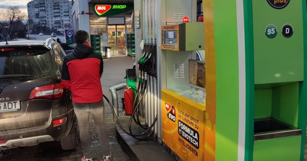 Guvernul îngheață prețurile la carburanți: Adaos plafonat până pe 30 Iunie