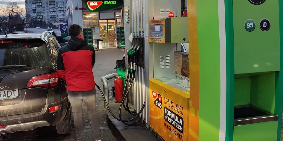 Guvernul îngheață prețurile la carburanți: Adaos plafonat până pe 30 Iunie