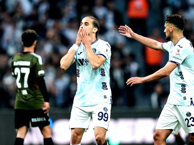 2-1 și primul meci câștigat al sezonului! Au -54 de puncte și golaveraj -123