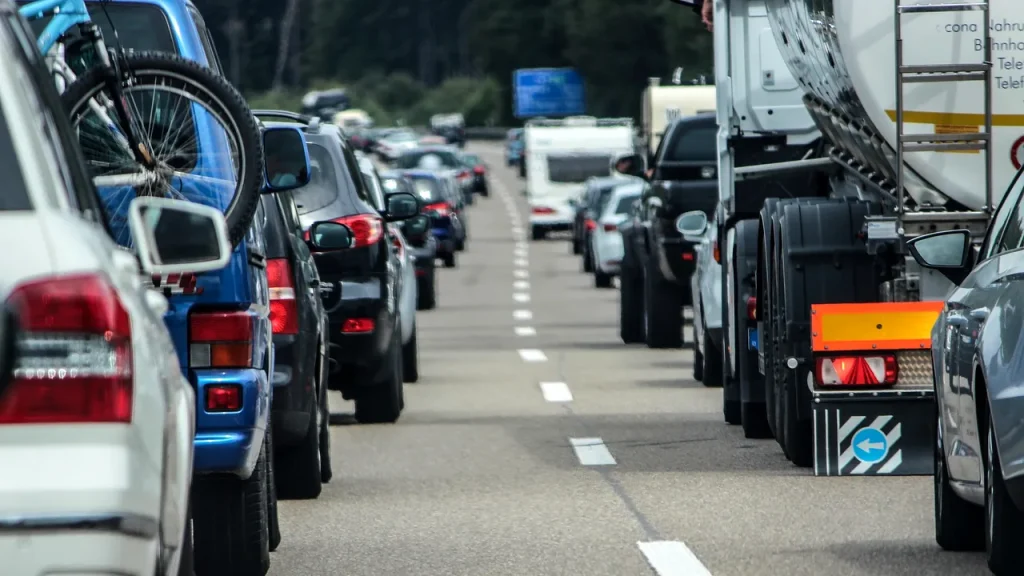 Restricții majore de circulație pentru camioane în perioada sărbătorilor pascale Circulația autovehiculelor de mare tonaj va fi restricționată pe trei artere importante din țară în perioada 9-13 aprilie, potrivit informațiilor furnizate de Centrul INFOTRAFIC al Inspectoratului General al Poliției Române