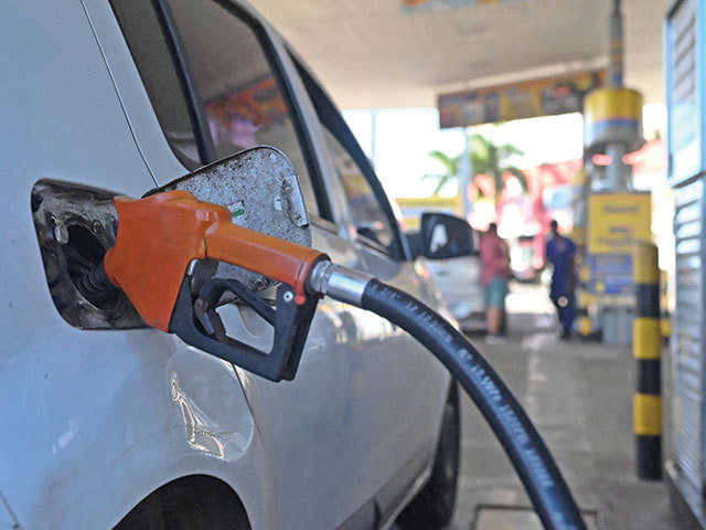 Benzina, sub 9 lei înainte de Paște: Ce prețuri au motorina și carburanții