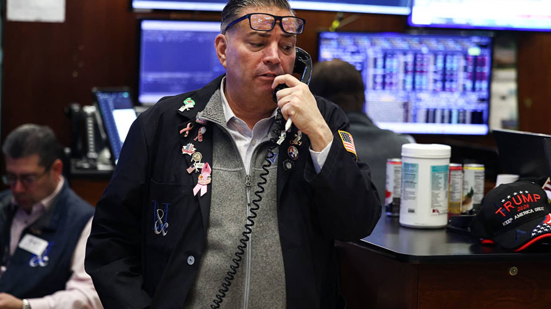 Tranzacțiile pe piețele financiare din SUA au explodat după ce fostul președinte Donald Trump a anunțat o pauză de două săptămâni în atacurile împotriva Iranului, relaxând temerile legate de un conflict extins care ar fi putut afecta grav economia globală