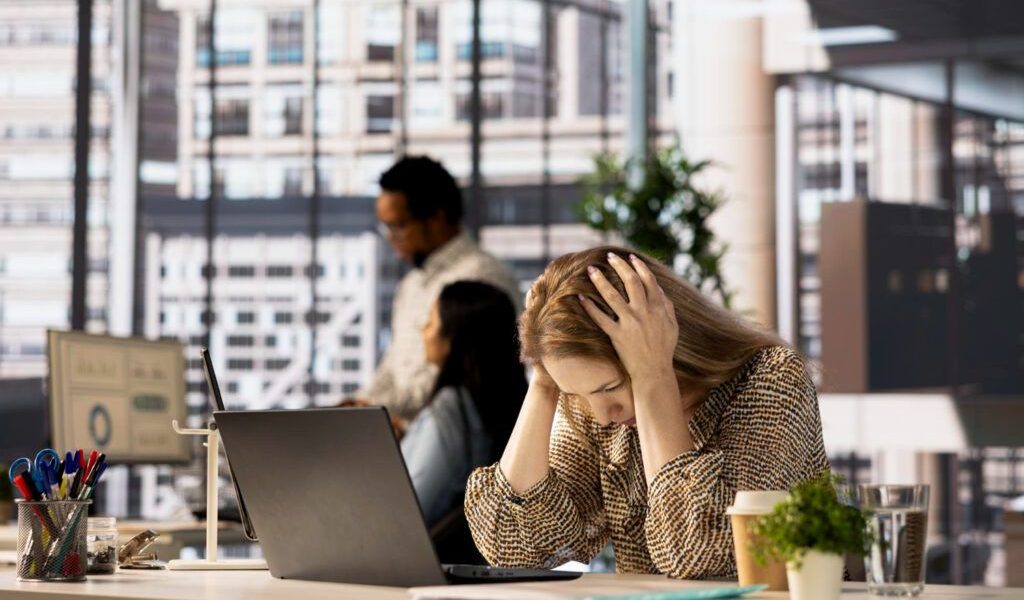 Epuizare severă? Cum iei concediu medical pentru burnout în România