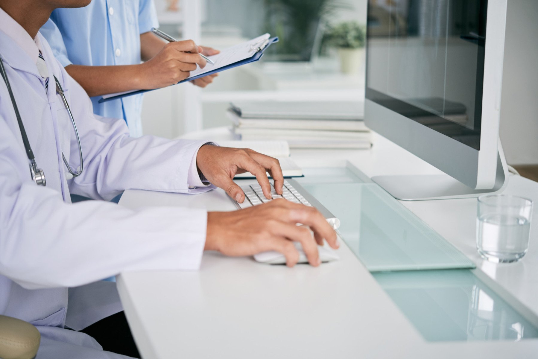 Neurochirurg din Constanța trimis în judecată pentru înșelăciune după ce a fraudat cu tehnica ”Ultra” și a falsificat titluri academice