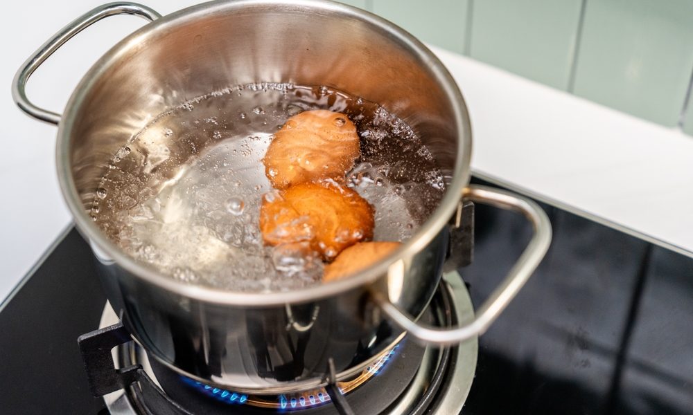 Cât fierbi ouăle roșii să iasă perfecte. Secretul de la bunici!