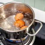 Cât fierbi ouăle roșii să iasă perfecte. Secretul de la bunici!