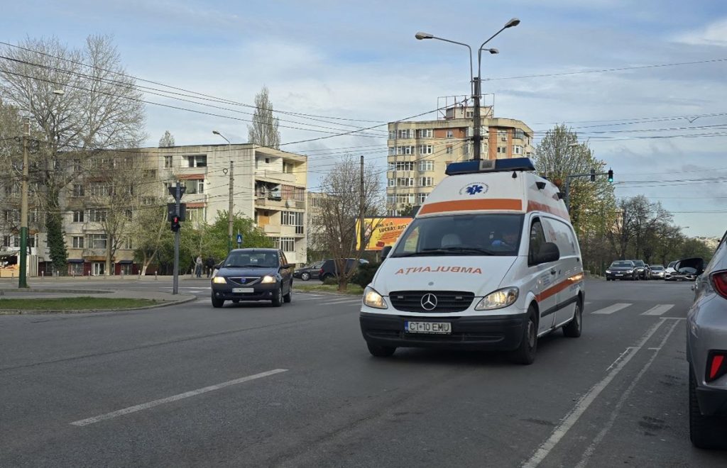 Ce riscă șoferii din România care calcă pe roșu după ambulanțe