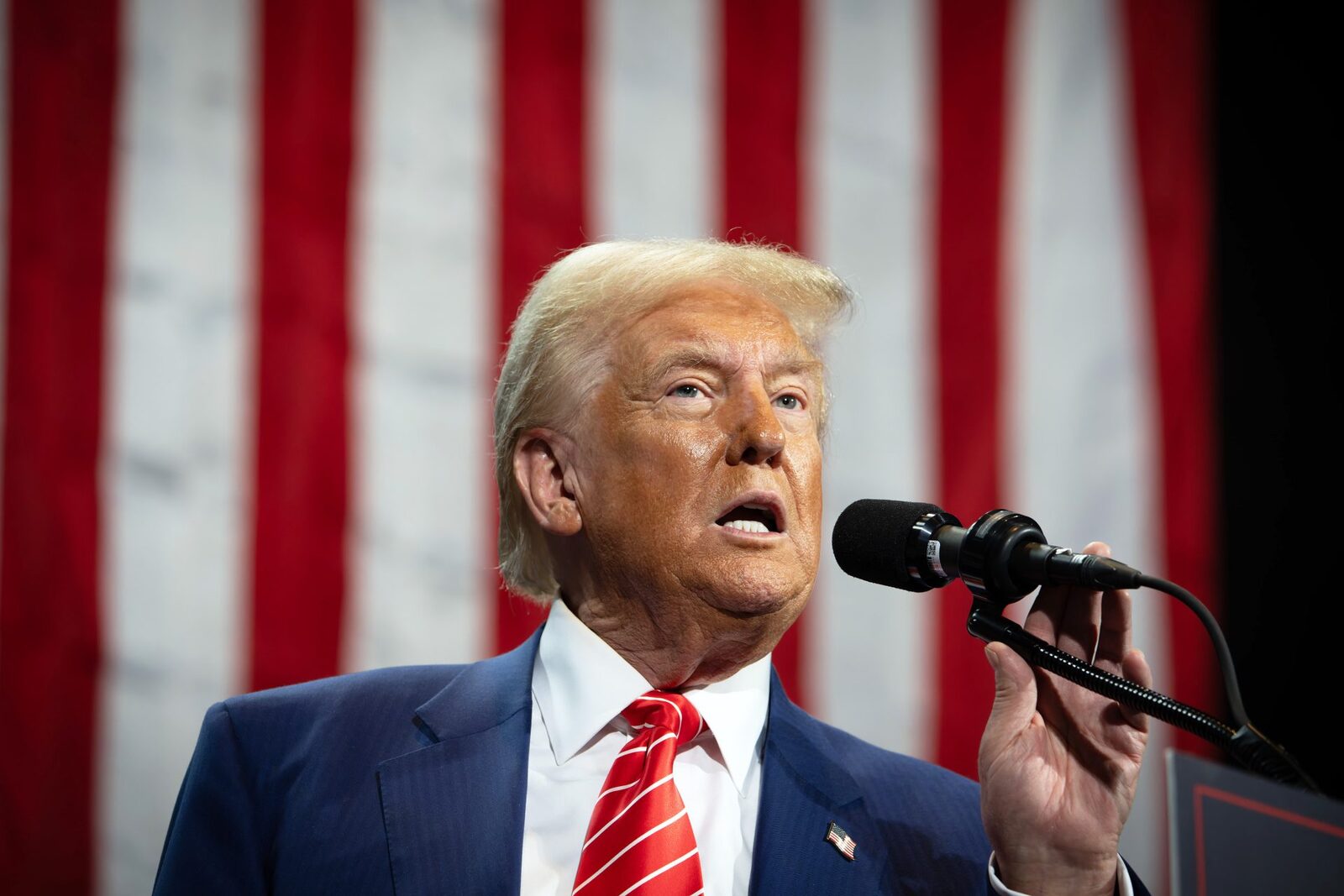 Trump, mulțumiri Iranului, dar blochează navele: Ce se întâmplă în Strâmtoarea Ormuz?