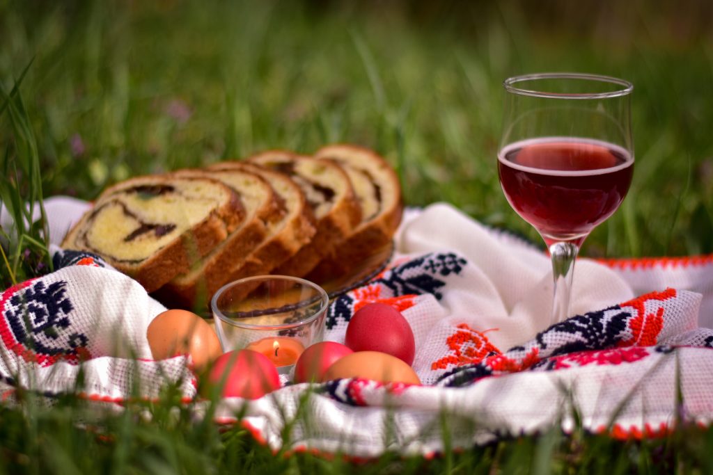 Ce-au mâncat românii de Paște? Topul preparatelor comandate