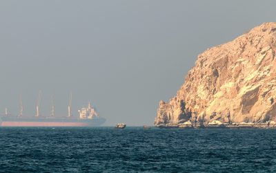 Focuri de armă în Strâmtoarea Ormuz: Nave blocate, tensiuni majore