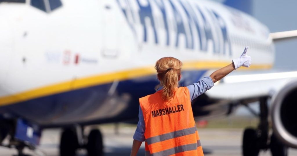 Avion Ryanair, ESCALATĂ: A decolat fără PASAGERI. Banii, refuzați