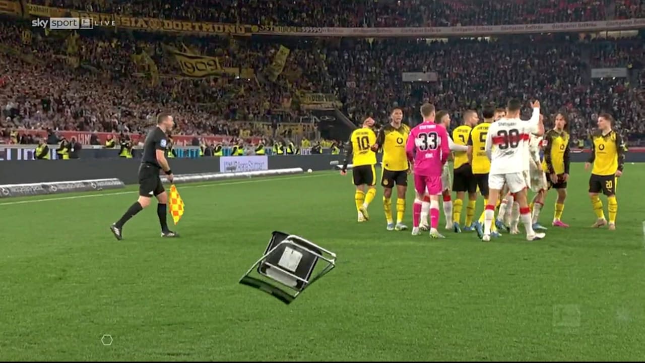 Imagini violente și incidente la partida dintre BORUSSIA DORTMUND și VFB Stuttgart, disputată sâmbătă după-amiază în Bundesliga, au dominat discuțiile din lumea fotbalului german