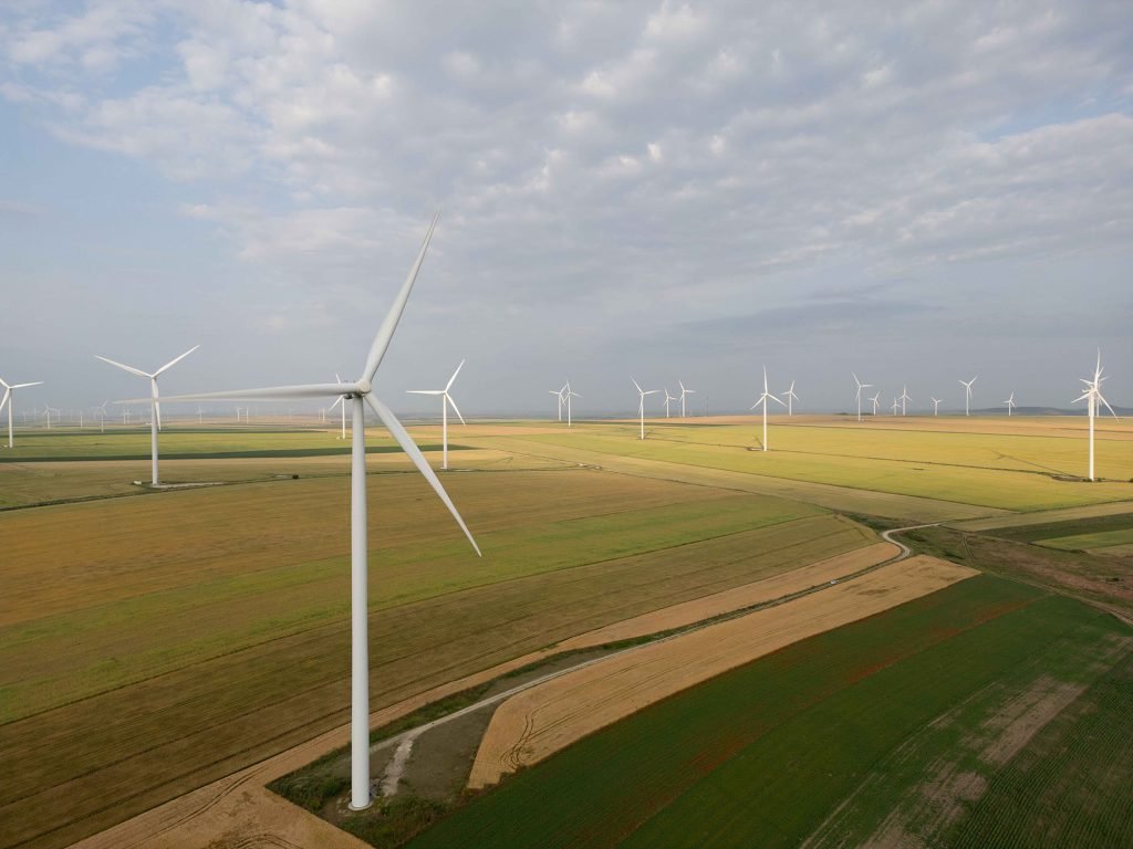 PPC Renewables România construiește un sistem de stocare de energie în baterii de 60 MW la Târgușor PPC Renewables România, cel mai mare investitor privat în energie regenerabilă din România, continuă expansiunea în domeniul energiei verzi prin construirea unui sistem de stocare a energiei în baterii (BESS) cu o capacitate de 60 MW | 120 MWh