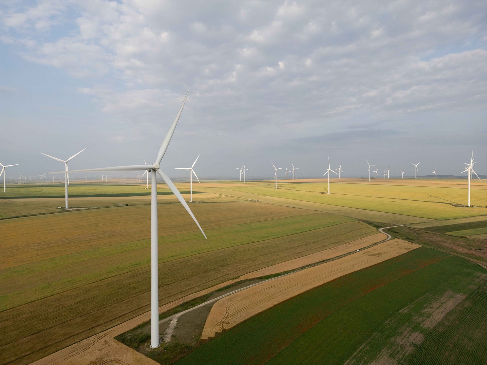 PPC Renewables România construiește un sistem de stocare de energie în baterii de 60 MW la Târgușor PPC Renewables România, cel mai mare investitor privat în energie regenerabilă din România, continuă expansiunea în domeniul energiei verzi prin construirea unui sistem de stocare a energiei în baterii (BESS) cu o capacitate de 60 MW | 120 MWh