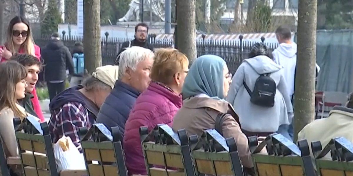 Românii, record de stat acasă de Paște: Ce spun experții?