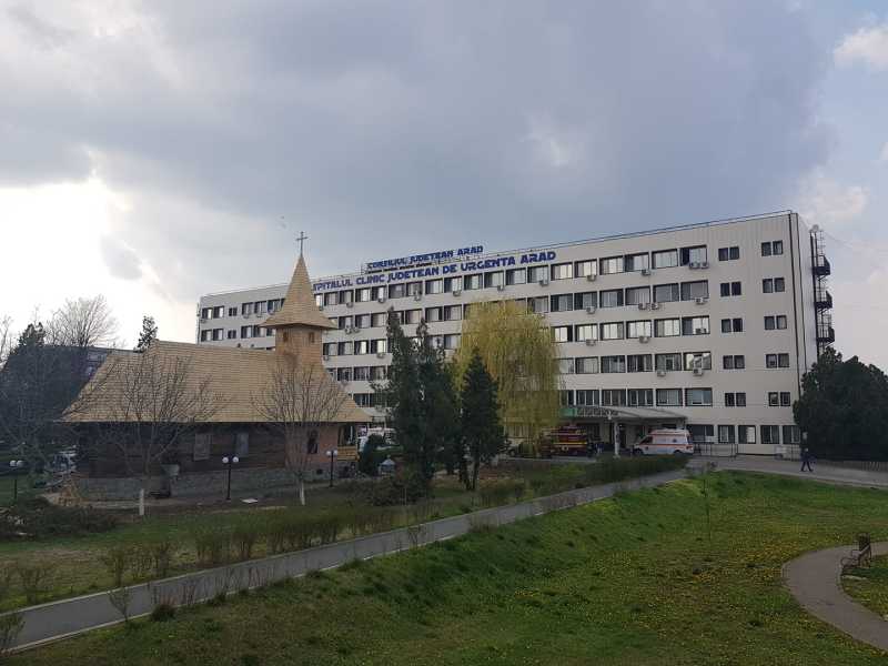 Tânărul care a căzut de pe acoperișul unui liceu din Arad în timpul unor lucrări a decedat vineri, la o săptămână după accident