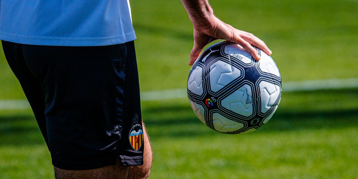valencia cf debutează cu elche cf în “retro matchday” laliga