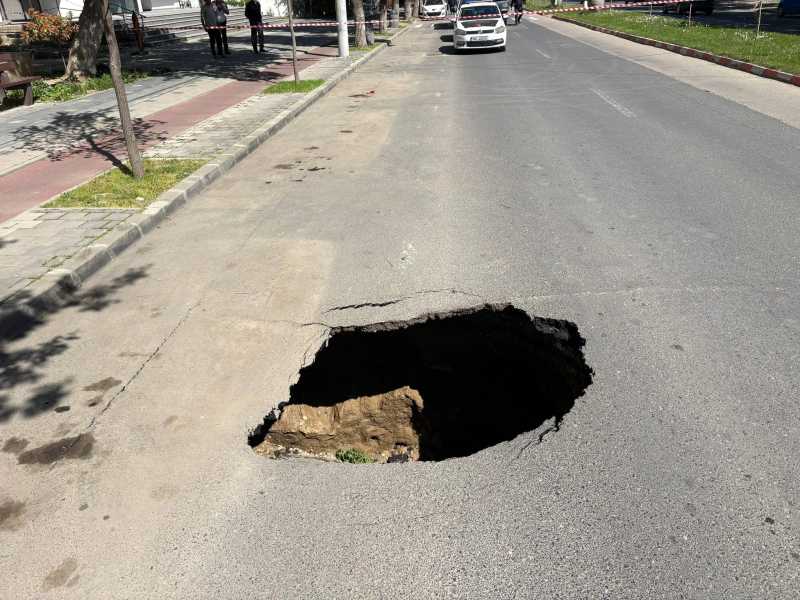 Ialomița: Asfaltul s-a surpat pe un bulevard din Slobozia, circulația blocată